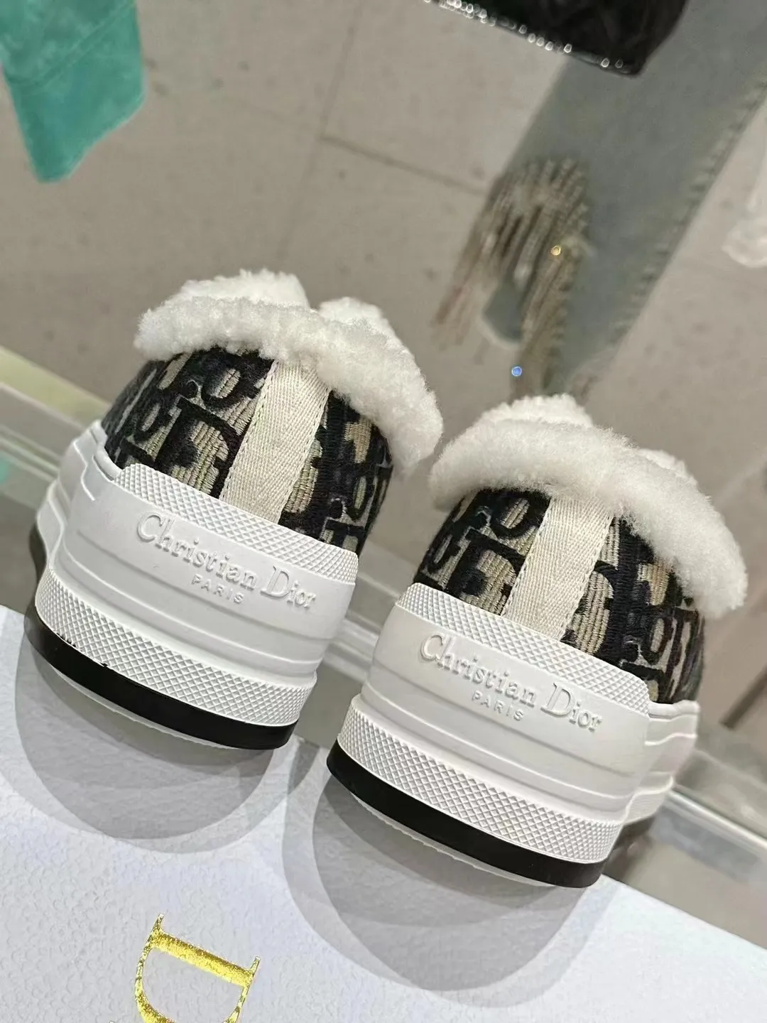 👟👟Ex-factory price 640👟👟——Dior Dior embroidered thick-soled wool casual shoes, fur shoes 𝐃𝐈𝐎𝐑 𝐖𝐚𝐥𝐤'𝐧 Dior presbyopic embroidered wool thick-soled canvas shoes, casual sports shoes, this Walk'n'Dior Thick-soled sneakers are a stylish piece that elevate the collection. Oblique printed cotton embroidered upper with comfortable platform sole, tongue and Christian Dior Paris signature laces. Can add fashionable temperament to all kinds of casual looks. Original custom-made imported Oblique printed embroidery fabric. Imported soft sheepskin lining. Original exclusive open-molded TPU material outsole. Bottom thickness 4.5CM. Size: Women's 35-41 (custom-made 41 is non-refundable)